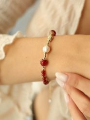 Pierres delicates Pozłacana bransoletka z koralami i perłami rozmiar: onesize. Białe bransoletki damskie Pierres delicates, pozłacane. Za 52.99 zł.