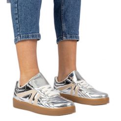 Srebrne sneakersy trampki damskie lakierowane srebrny. Szare trampki damskie bez wzorów, z lakierowanej skóry, przed kostkę, bez zapięcia. Za 75.21 zł.