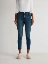 Jeansy typu sculpt - indigo jeans. Niebieskie jeansy damskie Reserved, z obniżonym stanem. W wyprzedaży za 69.99 zł.