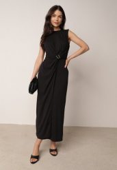 Czarna Elegancka Sukienka z Marszczeniami i Drapowaniem o Taliowanym Kroju z Metalowym Akcentem Azaervienne. Czarne sukienki damskie Born2be, bez wzorów, biznesowe, bez ramiączek. Za 169.99 zł.