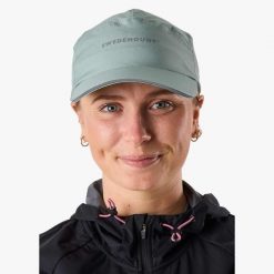 Czapka do biegania unisex Swedemount Ultra Light Running Cap szybkoschnąca. Czerwone czapki damskie SWEDEMOUNT, bez wzorów, z materiału. Za 79.99 zł.