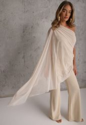 Beżowy Kombinezon Elegancki o Asymetrycznym Kroju z Lekką Narzutką na Ramię Naeranie. Brązowe sukienki damskie Renee, bez wzorów, eleganckie, bez ramiączek. Za 199.99 zł.