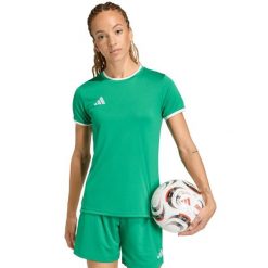 ADIDAS Entrada 26 damska koszulka piłkarska, zielona, krótki rękaw. Zielone bluzki damskie Adidas, bez wzorów, z poliesteru, sportowe, bez kołnierzyka, bez ramiączek. Za 60.99 zł.