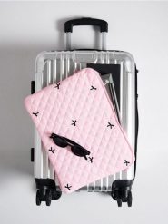 Pikowana torba na laptopa z motywem kokard - różowy. Czerwone torby na laptopa Sinsay, bez wzorów, pikowane. Za 25.99 zł.