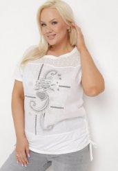 Biały T-shirt z Bawełny Ozdobiony Cyrkoniami i Ściągaczami po Bokach Forena. Białe t-shirty damskie Born2be, xl, z aplikacjami, z bawełny, bez kołnierzyka. Za 34.99 zł.