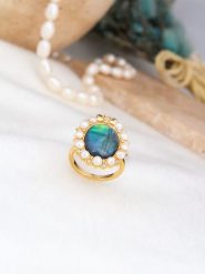 L'Atelier de Gaia Pozłacany pierścionek z cyrkoniami i perłami rozmiar: onesize. Niebieskie pierścionki damskie L'Atelier de Gaia, z cyrkonią, pozłacane. Za 83.42 zł.