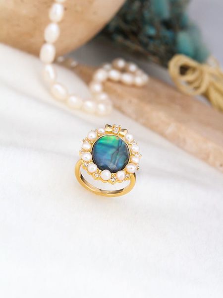 L'Atelier de Gaia Pozłacany pierścionek z cyrkoniami i perłami rozmiar: onesize. Niebieskie pierścionki damskie L'Atelier de Gaia, z cyrkonią, pozłacane. Za 83.42 zł.