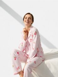 Piżama dwuczęściowa z motywem róż - różowy. Czerwone piżamy damskie Sinsay, bez wzorów, bez ramiączek. Za 59.99 zł.