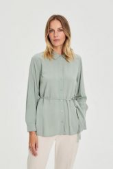 Koszula z wiązaniem oliwkowa. Zielone koszule damskie MOODO, l, bez wzorów, z wiskozy, bez kołnierzyka, bez ramiączek. Za 119.99 zł.