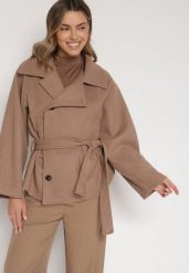 Beżowy Krótki Płaszcz z Wiskozą o Pudełkowym Kroju z Wiązanym Paskiem i Kołnierzem Tusilia. Brązowe płaszcze damskie Born2be, uniwersalny, bez wzorów, z dzianiny, bez kaptura. Za 169.99 zł.