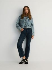 Jeansy mini flare z wysokim stanem - granatowy. Niebieskie jeansy damskie Reserved, z podwyższonym stanem. W wyprzedaży za 49.99 zł.