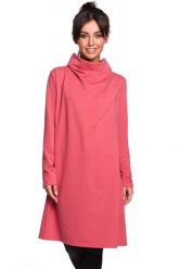 Sukienka dresowa oversize trapezowa z wysokim kołnierzem różowa. Czerwone sukienki damskie Sukienki.shop, bez wzorów, z bawełny, bez ramiączek. Za 239.00 zł.