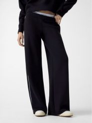 Guess Jeans Spodnie materiałowe 180566 Czarny Slim Fit. Czarne spodnie materiałowe damskie Guess Jeans, z aplikacjami, z jeansu. Za 389.99 zł.