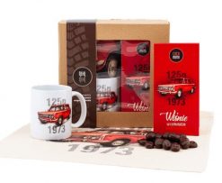 Fiat 125p — paczka (Zawartość paczki: koszulka - torba - kubek - słodycze; Rozmiar koszulki / bluzy: XXL (damska); Kolor koszulki / bluzy: czarny; Rod. Czarne koszulki damskie nikiniki, m, bez wzorów, z bawełny, bez kołnierzyka, bez ramiączek. Za 179.00 zł.