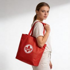 Torba zakupowa damska Rieker, z materiału syntetycznego o prostej otwartej formie z dwoma uchwytami do noszenia w dłoni lub na ramieniu lekka i prakt. Czerwone torby sportowe Rieker, bez wzorów, z syntetyku. Za 14.99 zł.