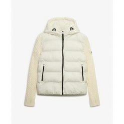 Kurtka puchowa z kapturem, damska, z dzianinowymi rękawami Superdry. Białe kurtki damskie Superdry, bez wzorów, z dzianiny, z kapturem. W wyprzedaży za 542.45 zł.