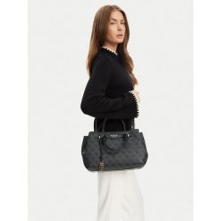 Torebka Guess. Czarne torebki klasyczne damskie Guess, bez dodatków. Za 359.99 zł.
