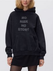 Bluza z napisami - czarny. Czarne bluzy damskie Reserved, l, bez wzorów, z bawełny, bez kaptura. W wyprzedaży za 69.99 zł.