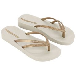 Japonki Ipanema Bossa Soft V Fem 82840-AQ441 złoty. Żółte klapki damskie bez wzorów, z gumy, bez obcasa, na obcasie, bez zapięcia. Za 147.04 zł.