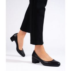 Eleganckie czarne czółenka na niskim słupku Sergio Leone. Czarne czółenka damskie bez wzorów, bez obcasa, na słupku. Za 181.89 zł.