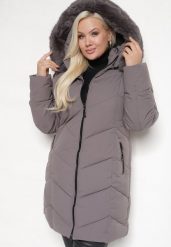 Ciemnoszara Kurtka Pikowana z Ozdobnymi Przeszyciami Ozdobiona Futerkiem Sarittia. Szare kurtki damskie Born2be, na zimę, xl, bez wzorów, bez kaptura. Za 259.99 zł.