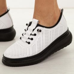 Białe ażurowane skórzane półbuty damskie Jezzi 135. Białe półbuty damskie Jezzi, na jesień, bez wzorów, z jeansu, z okrągłym noskiem, bez obcasa, na platformie, bez zapięcia. Za 239.00 zł.