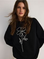 Bawełniana bluza z haftem - czarny. Czarne bluzy damskie Reserved, l, bez wzorów, z bawełny, bez kaptura. W wyprzedaży za 59.99 zł.