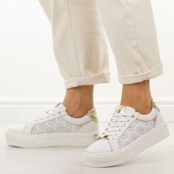 Białe skórzane sneakersy damskie na platformie Filippo Dp7668/26. Białe obuwie sportowe damskie Filippo, na jesień, z dzianiny, bez zapięcia. Za 239.00 zł.