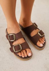 Brązowe Klapki VICES z Dwoma Paskami i Metalicznymi Klamrami Kaliniassi. Brązowe klapki damskie Born2be, z aplikacjami, z materiału, z otwartym noskiem, bez obcasa, na płaskiej podeszwie, bez zapięcia. Za 99.99 zł.