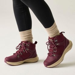 Damskie buty trekkingowe Regatta Sambrook. Fioletowe obuwie trekkingowe damskie Regatta, z gumy, bez zapięcia. Za 336.60 zł.