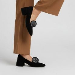 Czółenka damskie S. Barski, na klocku zamszowe z ozdobą i noskiem w szpic, czarne-srebrne, MR52-181. Czarne czółenka damskie S.BARSKI, z aplikacjami, z zamszu, bez obcasa, na obcasie. Za 254.99 zł.