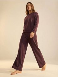 Spodnie wide leg z przeszyciami z domieszką wiskozy - czerwony. Czerwone spodnie sportowe damskie Sinsay, l, bez wzorów, z dzianiny. Za 49.99 zł.