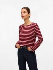 Vero Moda Koszulka w kolorze czerwonym rozmiar: S. Czerwone bluzki damskie Vero Moda, s, bez wzorów, bez kołnierzyka, bez ramiączek. Za 88.02 zł.
