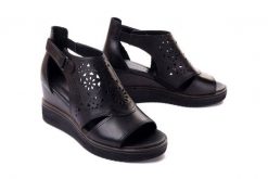 TAMARIS 28003-20 001 black, sandały damskie. Czarne sandały damskie Tamaris, bez wzorów, z gumy, bez obcasa, na koturnie, bez zapięcia. Za 233.94 zł.