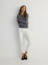 Jeansy mom fit - złamana biel. Jeansy damskie Reserved. W wyprzedaży za 59.99 zł.