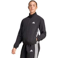 Damska kurtka adidas Train Essentials 3-Stripes. Białe kurtki damskie Adidas, bez wzorów, z elastanu, bez kaptura. Za 186.99 zł.