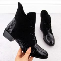 Botki damskie lakierowane kroko czarne Potocki 12498. Czarne botki damskie POTOCKI, z lakierowanej skóry, bez obcasa, bez zapięcia. Za 189.99 zł.