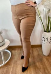 Beżowe spodnie chinosy Nina z zamkami 7/8 PLUS SIZE XXL. Brązowe spodnie materiałowe damskie Nasi partnerzy, bez wzorów, z elastanu, krótkie. Za 159.90 zł.