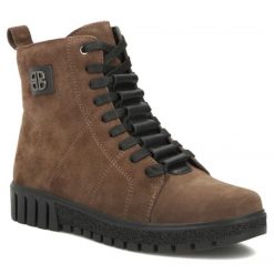 Skórzane botki damskie zamszowe brązowe Filippo DBT7273. Brązowe botki damskie Filippo, ze skóry, bez obcasa, bez zapięcia. Za 249.99 zł.