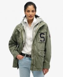 Superdry Kurtka Military z Kapturem w Jerseyu – Dusty Olive Green. Zielone kurtki damskie Superdry, bez wzorów, z bawełny, z kapturem. Za 682.30 zł.