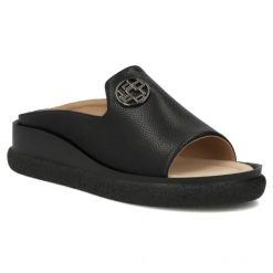 Skórzane klapki damskie na koturnie czarne Filippo DK7758. Czarne klapki damskie Filippo, bez wzorów, ze skóry, bez obcasa, na koturnie, bez zapięcia. Za 169.99 zł.
