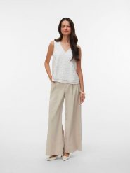 Vero Moda Bluzka w kolorze białym rozmiar: XS. Białe bluzki damskie Vero Moda, xs, bez wzorów, z koronki, bez kołnierzyka, bez ramiączek. Za 87.95 zł.