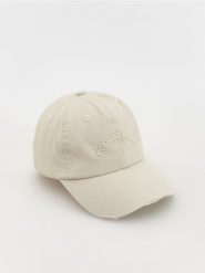 Bawełniana czapka z daszkiem - złamana biel. Czapki z daszkiem damskie Reserved, bez wzorów, z bawełny. W wyprzedaży za 39.99 zł.