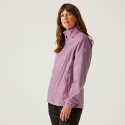 Kurtka trekkingowa damska Corinne IV przeciwdeszczowa. Czerwone kurtki damskie Regatta, bez wzorów, z softshellu, bez kaptura. W wyprzedaży za 189.99 zł.