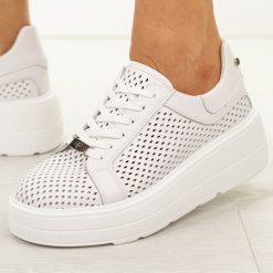 Białe skórzane ażurowe półbuty damskie Filippo Dp7675/26. Białe półbuty damskie Filippo, na jesień, w ażurowe wzory, z jeansu, z okrągłym noskiem, bez obcasa, na platformie, bez zapięcia. Za 259.00 zł.