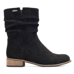 Botki Clara Barson. Czarne botki damskie Clara Barson, bez obcasa, na płaskiej podeszwie, bez zapięcia. Za 139.99 zł.