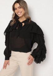 Czarna Wiskozowa Bluzka Zdobiona Wiązaniem i Falbanami z Transparentną Wstawką Filomia. Czarne bluzki damskie Born2be, m, z aplikacjami, z jeansu, eleganckie, bez kołnierzyka, bez ramiączek. Za 99.99 zł.