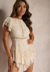 Beżowy Ażurowy Kombinezon z Krótkim Rękawem i Falbanami Tinabette. Brązowe sukienki damskie Renee, z aplikacjami, eleganckie, bez ramiączek. W wyprzedaży za 119.99 zł.