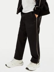 Calvin Klein Jeans Spodnie dresowe Piping IB0IB02606 Czarny Regular Fit. Czarne spodnie dresowe chłopięce Calvin Klein Jeans, z dresówki. Za 299.99 zł.