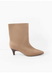Botki na małym obcasie. Brązowe botki damskie bonprix, bez obcasa, bez zapięcia. Za 147.99 zł.